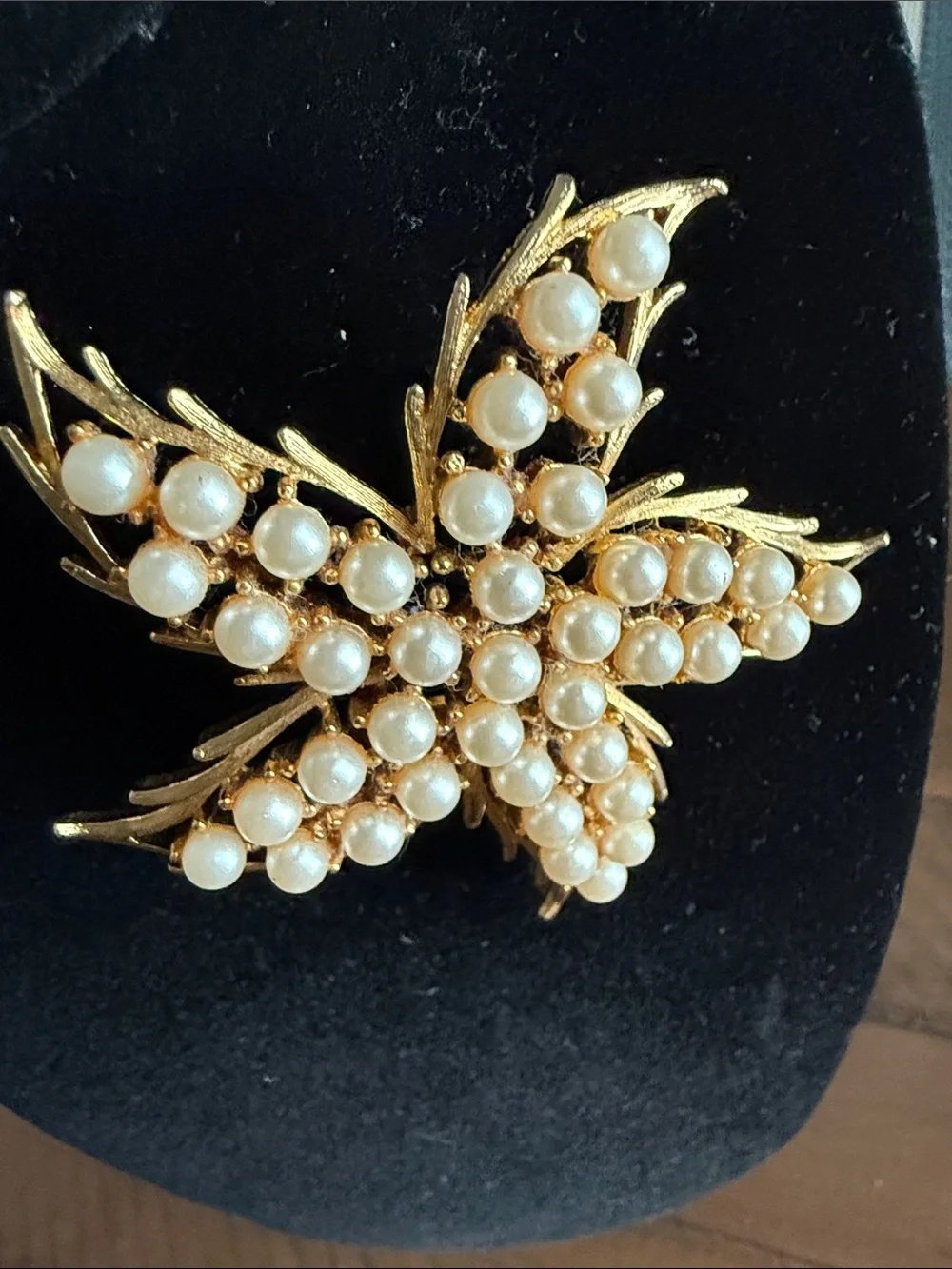 Vintage Signed Lisner Gold Tone Faux Pearl Maple Leaf Brooch Pin Mid Century